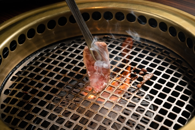 🔥 煙がうまさを運ぶ？焼肉の香ばしさの正体「メイラード反応」とは 🥩